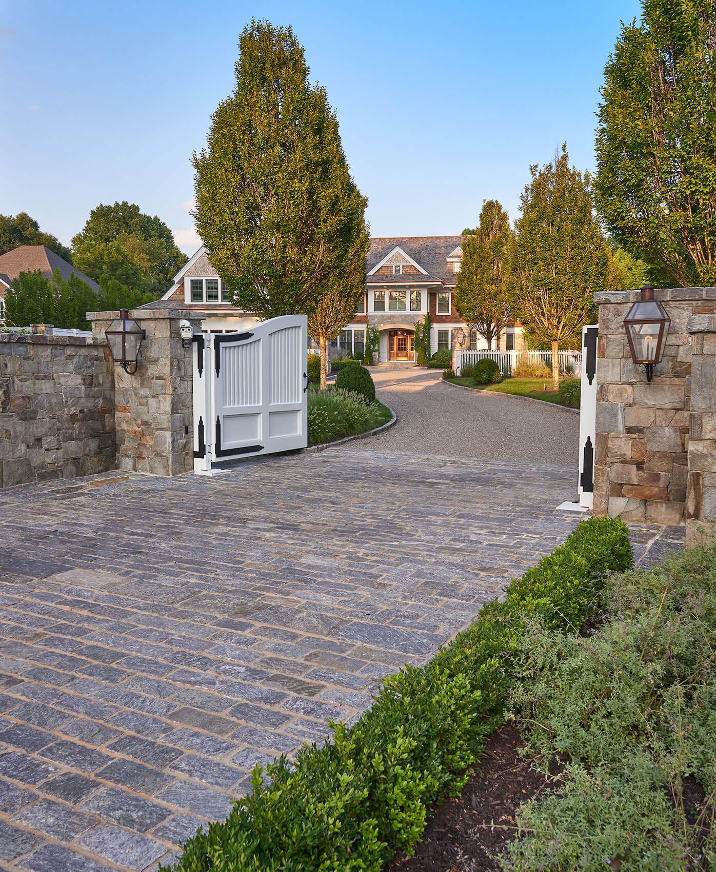 front-yard-landscaping-driveway-entrance